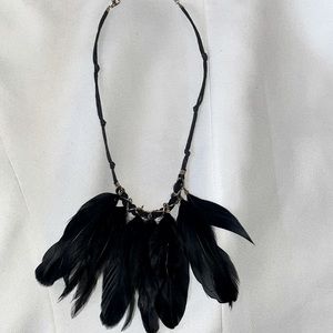 Women’s feathered necklace